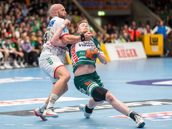 Erik Persson Frisch Auf Goeppingen, 22 in duel with Oscar Bergendahl SC Magdeburg, 54 , Frisch Auf Goeppingen vs SC Magdeburg, 1 Bundesliga, Handball, Men, 07 10 2023 Frisch Auf Goeppingen vs SC Magdeburg, 1 Bundesliga, Handball, Men, 07 10 2023 Goeppingen Copyright: xEIBNER MichaelxSchmidtx EP_MST