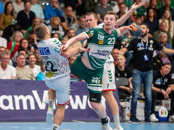 Erik Persson Frisch Auf Goeppingen, 22 in duel with Lukas Mertens SC Magdeburg, 22 , Frisch Auf Goeppingen vs SC Magdeburg, 1 Bundesliga, Handball, Men, 07 10 2023 Frisch Auf Goeppingen vs SC Magdeburg, 1 Bundesliga, Handball, Men, 07 10 2023 Goeppingen Copyright: xEIBNER MichaelxSchmidtx EP_MST