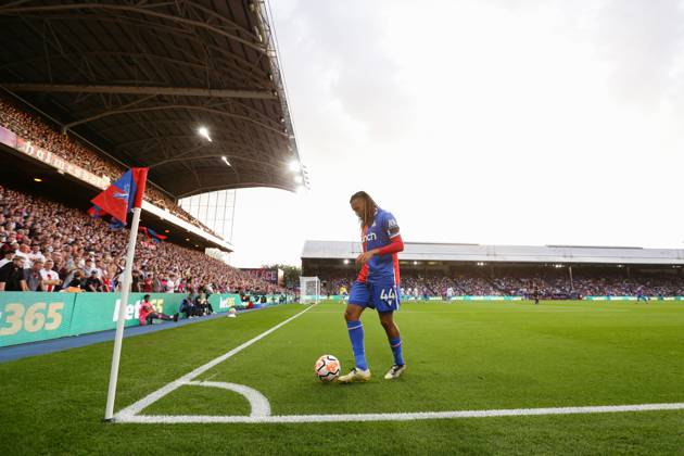 Crystal Palace gegen Nottingham Forest 07 Oktober 2023, London Premier League Fußball Crystal Palace gegen Nottingham Forest Jairo Riedewald von Crystal Palace führt einen Eckball aus Foto Jacques Feeney Abseits London UK  Copyright: xJacquesxFeeneyx xOffsidexOffside