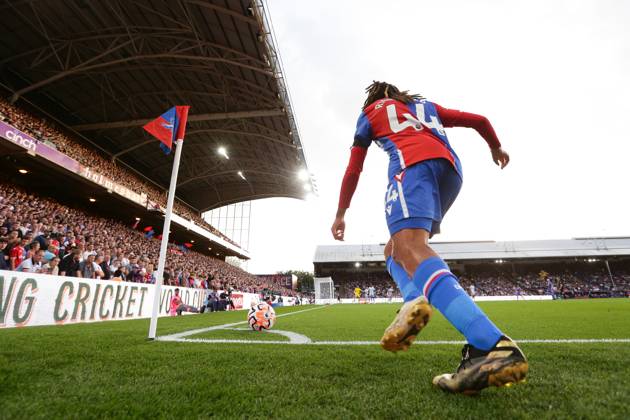 Crystal Palace gegen Nottingham Forest 07 Oktober 2023, London Premier League Fußball Crystal Palace gegen Nottingham Forest Jairo Riedewald von Crystal Palace führt einen Eckball aus Foto Jacques Feeney Abseits London UK  Copyright: xJacquesxFeeneyx xOffsidexOffside