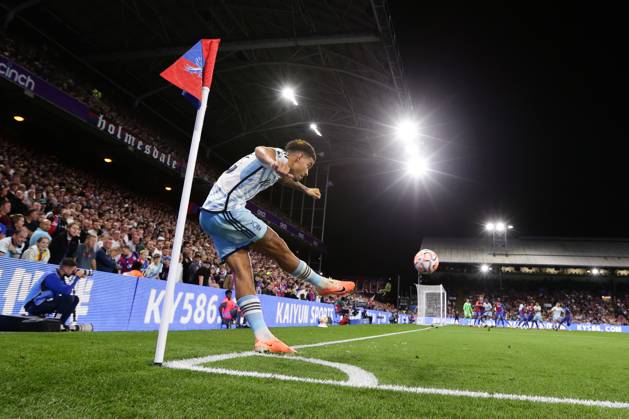 Crystal Palace gegen Nottingham Forest 07 Oktober 2023, London Premier League Fußball Crystal Palace gegen Nottingham Forest Morgan Gibbs White von Nottingham Forest führt einen Eckball aus Foto Jacques Feeney Abseits London UK  Copyright: xJacquesxFeeneyx xOffsidexOffside