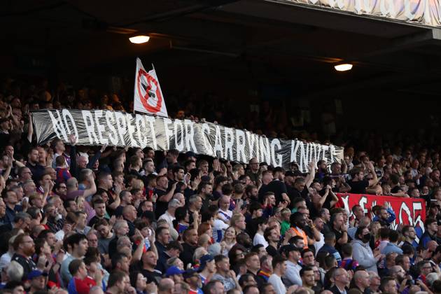 Crystal Palace gegen Nottingham Forest 07. Oktober 2023, London Premier League Fußball Crystal Palace gegen Nottingham Forest Crystal Palace-Fans halten ein Transparent gegen Messerkriminalität hoch Foto Jacques Feeney Offside London UK  Copyright: xJacquesxFeeneyx xOffsidexOffside
