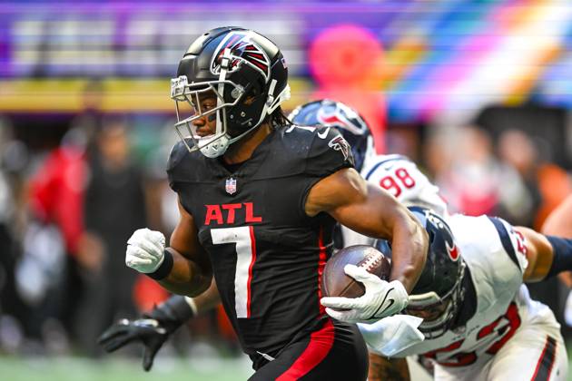 ATLANTA, GA Ã OCTOBER 08: Atlanta running back Bijan Robinson (7) runs the ball during the NFL, American Football Herren, USA game between the Houston Texans and the Atlanta Falcons on October 8th, 2023 at Mercedes-Benz Stadium in Atlanta, GA. (Photo by Rich von Biberstein Icon Sportswire) NFL: OCT 08 Texans at Falcons EDITORIAL USE ONLY Icon231008018