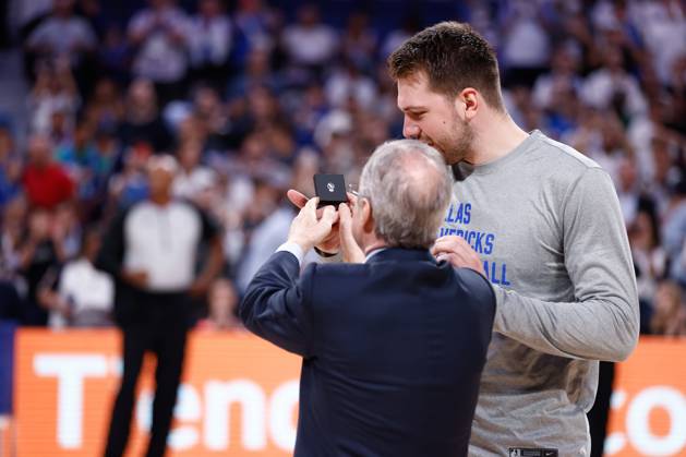 October 10, 2023, MADRID, MADRID, SPAIN: Florentino Perez, President of Real Madrid, gives a present to Luka Doncic of Dallas Mavericks during the basketball friendly match played between Real Madrid and Dallas Mavericks at Wizink Center pavilion on October 10, 2023, in Madrid, Spain. MADRID SPAIN - ZUMAa181 20231010_zaa_a181_035 Copyright: xOscarxJ.xBarrosox