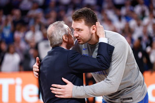 Sport Bilder des Tages October 10, 2023, MADRID, MADRID, SPAIN: Florentino Perez, President of Real Madrid, gives a present to Luka Doncic of Dallas Mavericks during the basketball friendly match played between Real Madrid and Dallas Mavericks at Wizink Center pavilion on October 10, 2023, in Madrid, Spain. MADRID SPAIN - ZUMAa181 20231010_zaa_a181_039 Copyright: xOscarxJ.xBarrosox