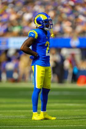 INGLEWOOD, CA - OCTOBER 08: Los Angeles Rams safety Russ Yeast (2) looks at the offensive line up during the NFL, American Football Herren, USA game between the Philadelphia Eagles and the Los Angeles Rams on October 08, 2023, at SoFi Stadium in Inglewood, CA.(Photo by Jordon Kelly Icon Sportswire) NFL: OCT 08 Eagles at Rams EDITORIAL USE ONLY Icon2310081068