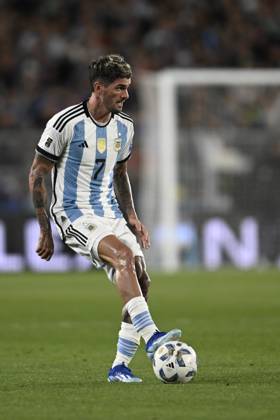 BUENOS AIRES, ARGENTINA - OCTOBER 12: Rodrigo De Paul of Argentina control ball during the FIFA World Cup, WM, Weltmeisterschaft, Fussball 2026 Qualifier match between Argentina and Paraguay at Estadio Mas Monumental Antonio Vespucio Liberti on October 12, 2023 in Buenos Aires, Arg Argentina v Paraguay : FIFA World Cup 2026 Qualifier match Copyright: xDiegoxHalisz SFSIx