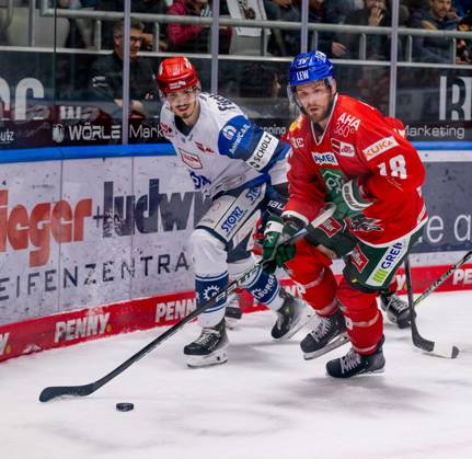 Battle for the puck duel between Daniel Neumann Schwenninger Wild Wings, 18 and Zack Mitchell Augsburger Panther, 18 Augsburger Panther vs. Schwenninger Wild Wings, ice hockey, DEL, 11 game day, season 2023 2024, 15 10 2023 Augsburger Panther vs. Schwenninger Wild Wings, ice hockey, DEL, 11 game day, season 2023 2024, 15 10 2023 Augsburg Copyright: xEibner-Pressefoto HeikexFeinerx EP_HFR
