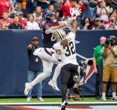 October 15, 2023: Houston Texans tight end Dalton Schultz (86) makes a touchdown catch while being defended by New Orleans Saints safety Tyrann Mathieu (32) during a game between the New Orleans Saints and the Houston Texans in Houston, TX. .. CSM USA - ZUMAc04_ 20231015_zma_c04_364 Copyright: xTraskxSmithx