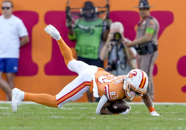 TAMPA, FL - OCTOBER 15: Tampa Bay Buccaneers wide receiver Deven Thompkins (83) gets tripped up during the NFL, American Football Herren, USA Football match between the Tampa Bay Bucs and Detroit Lions on October 15th 2023 at Raymond James Stadium, Tampa FL. (Photo by Andrew Bershaw Icon Sportswire) NFL: OCT 15 Lions at Buccaneers EDITORIAL USE ONLY Icon23101500115
