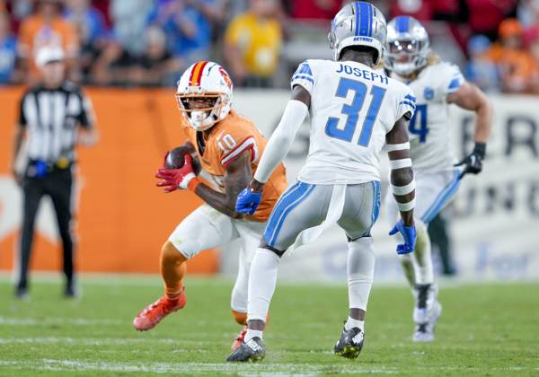 TAMPA, FL - OCTOBER 15: Tampa Bay Buccaneers wide receiver Trey Palmer (10) runs with the ball during the NFL, American Football Herren, USA Football match between the Tampa Bay Bucs and Detroit Lions on October 15th 2023 at Raymond James Stadium, Tampa FL. (Photo by Andrew Bershaw Icon Sportswire) NFL: OCT 15 Lions at Buccaneers EDITORIAL USE ONLY Icon23101500300