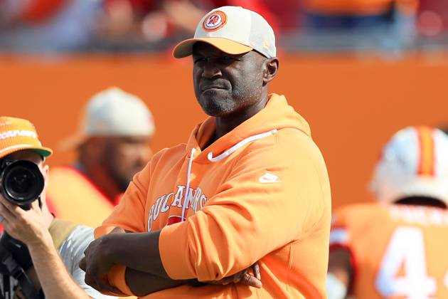 TAMPA, FL - OCTOBER 15: Tampa Bay Buccaneers Head Coach Todd Bowles watches his team before the regular season game between the Detroit Lions and the Tampa Bay Buccaneers on October 15, 2023 at Raymond James Stadium in Tampa, Florida. (Photo by Cliff Welch Icon Sportswire) NFL, American Football Herren, USA OCT 15 Lions at Buccaneers EDITORIAL USE ONLY Icon357231015011