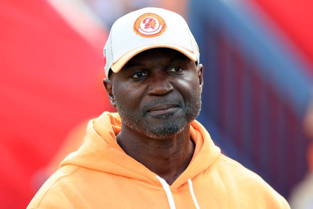 TAMPA, FL - OCTOBER 15: Tampa Bay Buccaneers Head Coach Todd Bowles walks onto the field before the regular season game between the Detroit Lions and the Tampa Bay Buccaneers on October 15, 2023 at Raymond James Stadium in Tampa, Florida. (Photo by Cliff Welch Icon Sportswire) NFL, American Football Herren, USA OCT 15 Lions at Buccaneers EDITORIAL USE ONLY Icon357231015012