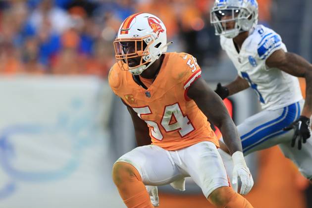 TAMPA, FL - OCTOBER 15: Tampa Bay Buccaneers Linebacker Lavonte David (54) drops back into coverage during the regular season game between the Detroit Lions and the Tampa Bay Buccaneers on October 15, 2023 at Raymond James Stadium in Tampa, Florida. (Photo by Cliff Welch Icon Sportswire) NFL, American Football Herren, USA OCT 15 Lions at Buccaneers EDITORIAL USE ONLY Icon357231015087