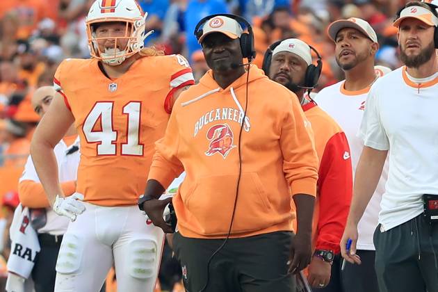 TAMPA, FL - OCTOBER 15: Tampa Bay Buccaneers Head Coach Todd Bowles watches the action on the field during the regular season game between the Detroit Lions and the Tampa Bay Buccaneers on October 15, 2023 at Raymond James Stadium in Tampa, Florida. (Photo by Cliff Welch Icon Sportswire) NFL, American Football Herren, USA OCT 15 Lions at Buccaneers EDITORIAL USE ONLY Icon357231015098