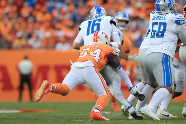 TAMPA, FL - OCTOBER 15: Tampa Bay Buccaneers Linebacker Lavonte David (54) sacks Detroit Lions Quarterback Jared Goff (16) during the regular season game between the Detroit Lions and the Tampa Bay Buccaneers on October 15, 2023 at Raymond James Stadium in Tampa, Florida. (Photo by Cliff Welch Icon Sportswire) NFL, American Football Herren, USA OCT 15 Lions at Buccaneers EDITORIAL USE ONLY Icon357231015107