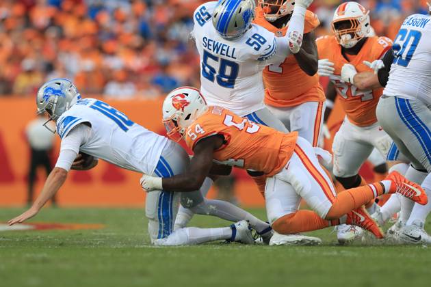 TAMPA, FL - OCTOBER 15: Tampa Bay Buccaneers Linebacker Lavonte David (54) sacks Detroit Lions Quarterback Jared Goff (16) during the regular season game between the Detroit Lions and the Tampa Bay Buccaneers on October 15, 2023 at Raymond James Stadium in Tampa, Florida. (Photo by Cliff Welch Icon Sportswire) NFL, American Football Herren, USA OCT 15 Lions at Buccaneers EDITORIAL USE ONLY Icon357231015108