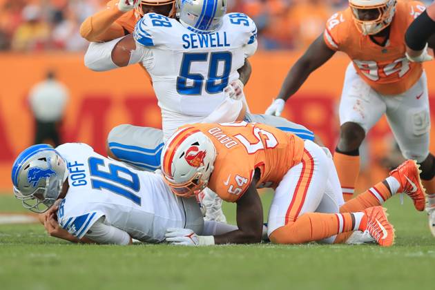TAMPA, FL - OCTOBER 15: Tampa Bay Buccaneers Linebacker Lavonte David (54) sacks Detroit Lions Quarterback Jared Goff (16) during the regular season game between the Detroit Lions and the Tampa Bay Buccaneers on October 15, 2023 at Raymond James Stadium in Tampa, Florida. (Photo by Cliff Welch Icon Sportswire) NFL, American Football Herren, USA OCT 15 Lions at Buccaneers EDITORIAL USE ONLY Icon357231015110