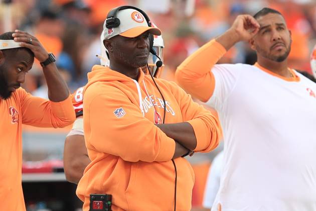 TAMPA, FL - OCTOBER 15: Tampa Bay Buccaneers Head Coach Todd Bowles watches the action on the field during the regular season game between the Detroit Lions and the Tampa Bay Buccaneers on October 15, 2023 at Raymond James Stadium in Tampa, Florida. (Photo by Cliff Welch Icon Sportswire) NFL, American Football Herren, USA OCT 15 Lions at Buccaneers EDITORIAL USE ONLY Icon357231015118