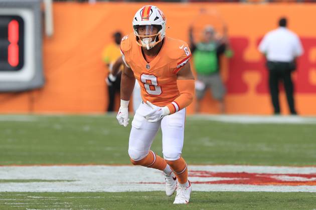 TAMPA, FL - OCTOBER 15: Tampa Bay Buccaneers Linebacker SirVocea Dennis (8) hustles down field during the regular season game between the Detroit Lions and the Tampa Bay Buccaneers on October 15, 2023 at Raymond James Stadium in Tampa, Florida. (Photo by Cliff Welch Icon Sportswire) NFL, American Football Herren, USA OCT 15 Lions at Buccaneers EDITORIAL USE ONLY Icon357231015165