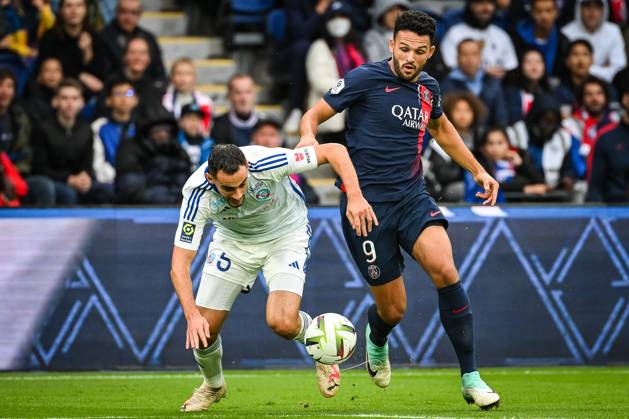 October 21, 2023, Paris, France, France: Lucas PERRIN of Strasbourg and Goncalo RAMOS of PSG during the Ligue 1 match between Paris Saint-Germain (PSG) and RC Strasbourg at Parc des Princes Stadium on October 21, 2023 in Paris, France. Paris France - ZUMAm308 20231021_zsp_m308_001 Copyright: xMatthieuxMirvillex