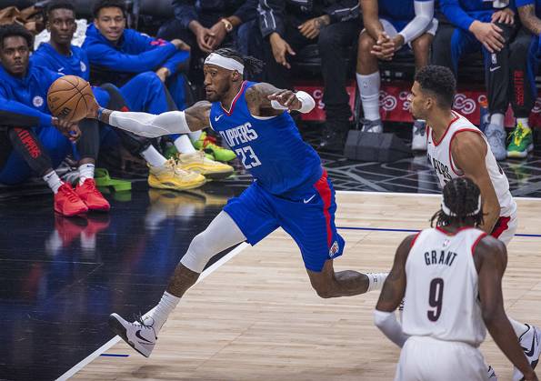 October 25, 2023, Los Angeles, California, USA: Robert Covington 23 of the Los Angeles Clippers passes the ball during their NBA, Basketball Herren, USA game against the Portland Trail Blazers on Wednesday October 25, 2023 at Crypto.com Arena in Los Angeles, California. Clippers defeat Trail Blazers, 123-111. ARIANA RUIZ PI Los Angeles USA - ZUMAp124 20231025_zaa_p124_023 Copyright: xArianaxRuizx