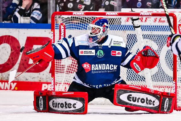 Andreas Andy Jenike Iserlohn Roosters, 92 holds the puck GER, Iserlohn Roosters vs Adler Mannheim, ice hockey, penny DEL, season 2023 2024, 26 10 2023 GER, Iserlohn Roosters vs Adler Mannheim, ice hockey, penny DEL, season 2023 2024, 26 10 2023 Copyright: xJonasxBrockmann xEibner-Pressefox EP_JBN