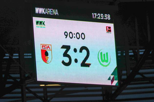 Final score on the scoreboard, 3 2, FC Augsburg vs VfL Wolfsburg, football, 1 Bundesliga, 9 Spieltag, 28 10 2023 DFB regulations prohibit any use of photographs as image sequences and or quasi video Augsburg Bayern Deutschland Copyright: xkolbert-press ChristianxKolbertx