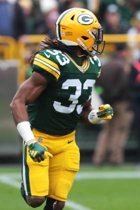 GREEN BAY, WI - OCTOBER 29: Green Bay Packers running back Aaron Jones (33) looks for the ball during a game between the Green Bay Packers and the Minnesota Vikings on October 29, 2023 at Lambeau Field, in Green Bay, WI. (Photo by Larry Radloff Icon Sportswire) NFL, American Football Herren, USA OCT 29 Vikings at Packers EDITORIAL USE ONLY Icon2310290476