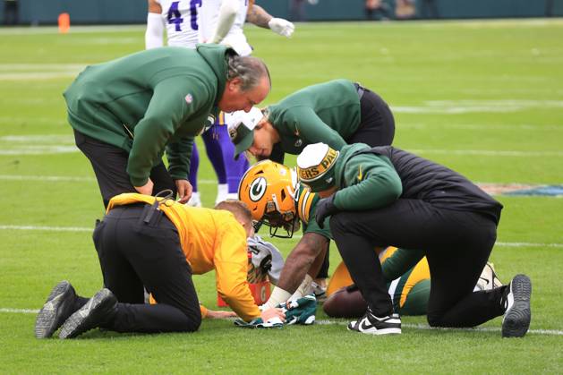 GREEN BAY, WI - OCTOBER 29: Green Bay Packers running back AJ Dillon (28) is attended to by training staff during a game between the Green Bay Packers and the Minnesota Vikings on October 29, 2023 at Lambeau Field, in Green Bay, WI. (Photo by Larry Radloff Icon Sportswire) NFL, American Football Herren, USA OCT 29 Vikings at Packers EDITORIAL USE ONLY Icon2310292212