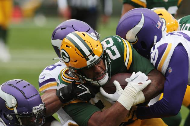 GREEN BAY, WI - OCTOBER 29: Green Bay Packers running back AJ Dillon (28) runs with three Minnesota Vikings defenders in tow during a game between the Green Bay Packers and the Minnesota Vikings on October 29, 2023 at Lambeau Field, in Green Bay, WI. (Photo by Larry Radloff Icon Sportswire) NFL, American Football Herren, USA OCT 29 Vikings at Packers EDITORIAL USE ONLY Icon2310292721