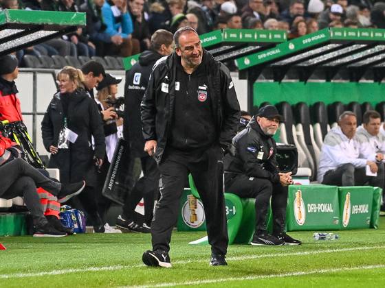 Frank Schmidt FC Heidenheim, head coach tries to motivate his team Borussia Moenchengladbach vs 1 FC Heidenheim 1846, football, DFB Pokal, 2 main round, season 2023 2024, 31 10 2023 DFB DFL Regulations prohibit any use of Photographs as image sequences and or quasi video Borussia Moenchengladbach vs 1 FC Heidenheim 1846, football, DFB Pokal, 2 main round, season 2023 2024, 31 10 2023 Moenchengladbach Copyright: xEibner-Pressefoto ThomasxHaeslerx EP_THR