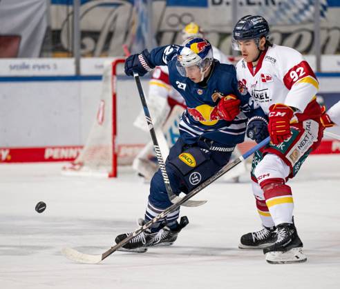 Fight for the puck duel between Veit Oswald EHC Red Bull Muenchen, 27 and Jakub Borzecki Duesseldorfer EG, 92 EHC Red Bull Muenchen vs Duesseldorfer EG, Ice Hockey, DEL, Matchday 18, Season 2023 2024, 05 11 2023 EHC Red Bull Muenchen vs Duesseldorfer EG, Ice Hockey, DEL, Matchday 18, Season 2023 2024, 05 11 2023 Muenchen Copyright: xEibner-Pressefoto HeikexFeinerx EP_HFR
