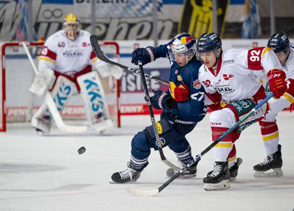 Fight for the puck duel between Veit Oswald EHC Red Bull Muenchen, 27 and Jakub Borzecki Duesseldorfer EG, 92 EHC Red Bull Muenchen vs Duesseldorfer EG, Ice Hockey, DEL, Matchday 18, Season 2023 2024, 05 11 2023 EHC Red Bull Muenchen vs Duesseldorfer EG, Ice Hockey, DEL, Matchday 18, Season 2023 2024, 05 11 2023 Muenchen Copyright: xEibner-Pressefoto HeikexFeinerx EP_HFR