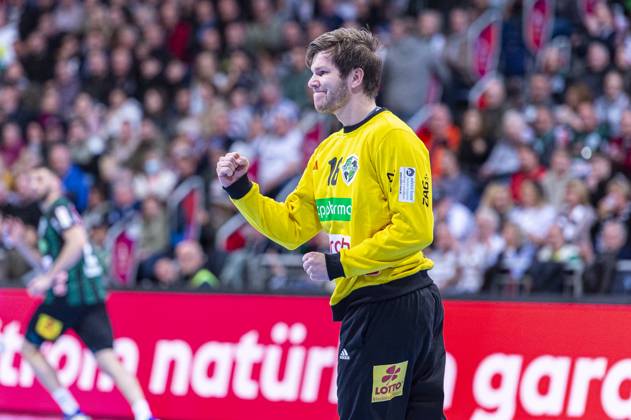 Simon Gade TSV Hannover Burgdorf, No. 16 v l , TSV Hannover Burgdorf green against THW Kiel white on matchday 12 of the 2023 2024 season in the LIQUI MOLY Handball Bundesliga 09 11 2023, ZAG Arena Hannover, GER , Copyright: xJanxGuentherx xTSVxHannover-Burgdorfx
