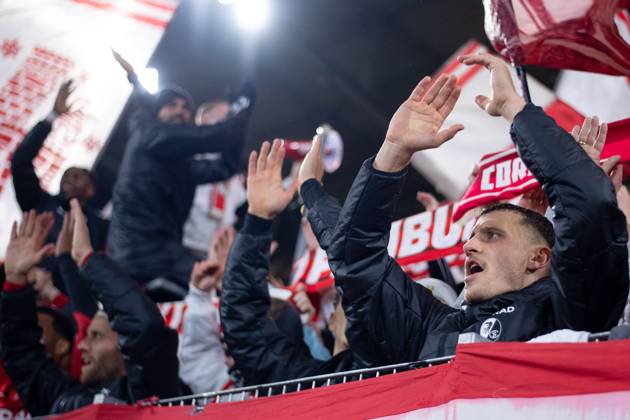 Maximilan Eggestein SC Freiburg, 08 and team celebrate the victory together with the fans and Ultras at the fence, GER, SC Freiburg vs FK TSC Backa Topola, Football UEFA Europa League, Group A, Matchday 4, Season 2023 2024, 09 11 2023 GER, SC Freiburg vs FK TSC Backa Topola, Football UEFA Europa League, Group A, Matchday 4, Season 2023 2024, 09 11 2023 Freiburg Copyright: xEibner-Pressefoto Memmlerx EP_MMR