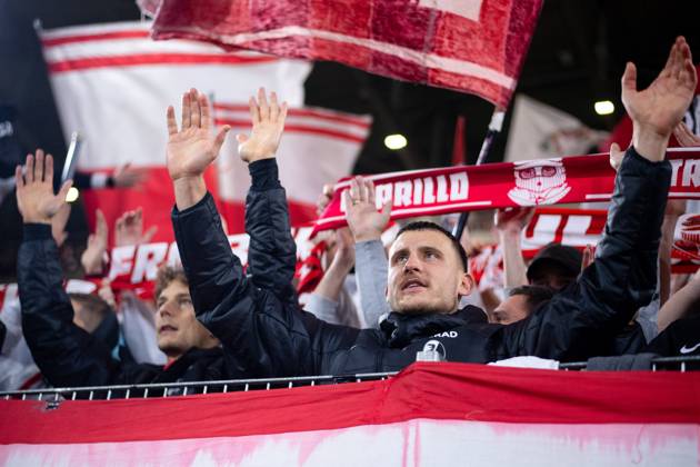 Maximilan Eggestein SC Freiburg, 08 and team celebrate the victory together with the fans and Ultras at the fence, GER, SC Freiburg vs FK TSC Backa Topola, Football UEFA Europa League, Group A, Matchday 4, Season 2023 2024, 09 11 2023 GER, SC Freiburg vs FK TSC Backa Topola, Football UEFA Europa League, Group A, Matchday 4, Season 2023 2024, 09 11 2023 Freiburg Copyright: xEibner-Pressefoto Memmlerx EP_MMR