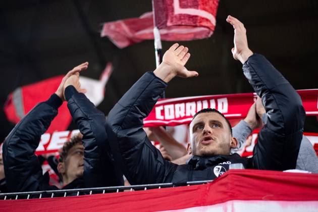 Maximilan Eggestein SC Freiburg, 08 and team celebrate the victory together with the fans and Ultras at the fence, GER, SC Freiburg vs FK TSC Backa Topola, Football UEFA Europa League, Group A, Matchday 4, Season 2023 2024, 09 11 2023 GER, SC Freiburg vs FK TSC Backa Topola, Football UEFA Europa League, Group A, Matchday 4, Season 2023 2024, 09 11 2023 Freiburg Copyright: xEibner-Pressefoto Memmlerx EP_MMR