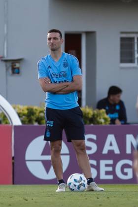 Argentina Training Session Argentina s coach Lionel Scaloni during a training session at Lionel Andres Messi Training Camp on November 14, 2023 in Ezeiza, Argentina. Ciudad Autonoma de Buenos Aires Argentina Copyright: xDaianaxPanzax originalFilename:panza-notitle231114_npVCT