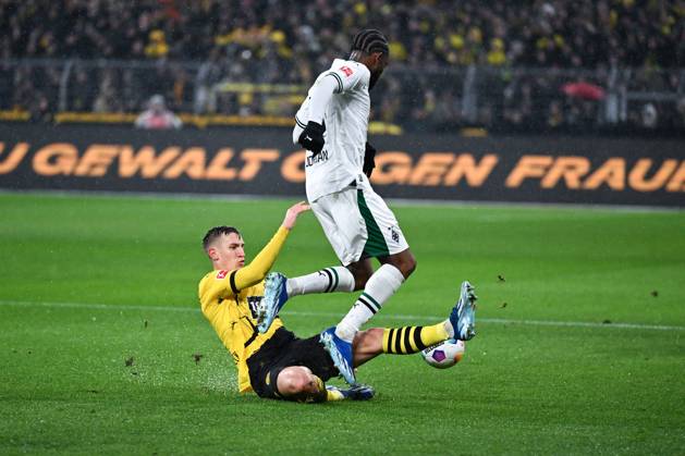 Nico Schlotterbeck Borussia Dortmund , left , against Theoson Jordan Siebatcheu Borussia Moenchengladbach 25 11 2023, Soccer 1 Bundesliga, Matchday 12, Season 2023 2024 Borussia Dortmund Borussia Mönchengladbach 4 2 Dortmund Signal Iduna Park Nordrhein Westfalen Germany Team2