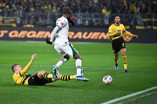 Nico Schlotterbeck Borussia Dortmund , left , against Theoson Jordan Siebatcheu Borussia Moenchengladbach 25 11 2023, Soccer 1 Bundesliga, Matchday 12, Season 2023 2024 Borussia Dortmund Borussia Mönchengladbach 4 2 Dortmund Signal Iduna Park Nordrhein Westfalen Germany Team2