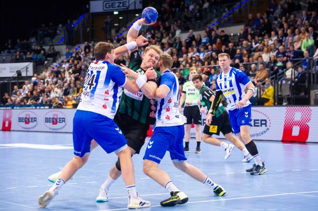 Justus Fischer TSV Hannover Burgdorf, 54 in the pincers of Lukas Laube TVB Stuttgart, 24 , left and Samuel Roethlisberger TVB Stuttgart, 17 , right TVB Stuttgart Hannover Burgdorf, Sport, Handball, 2023 2024, Liqui Moly Handball Bundesliga, 02 12 2023, Stuttgart Porsche Arena , DEU TVB Stuttgart Hannover Burgdorf, 02 12 2023, Stuttgart Porsche Arena , DEU Stuttgart Copyright: xSandyxDinkelackerx EP_SDR