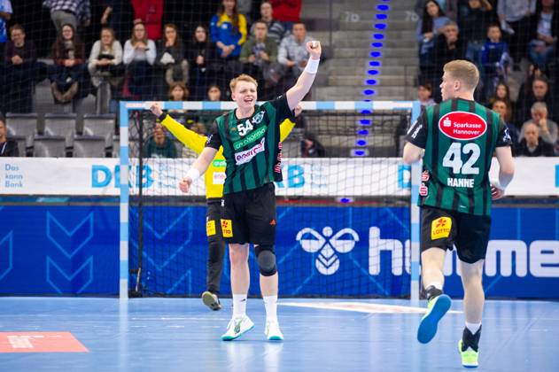 Justus Fischer TSV Hannover Burgdorf, 54 and Dario Quenstedt TSV Hannover Burgdorf, 21 , left in winning pose, Martin Hanne TSV Hannover Burgdorf, 42 , right TVB Stuttgart Hannover Burgdorf, Sport, Handball, 2023 2024, Liqui Moly Handball Bundesliga, 02 12 2023, Stuttgart Porsche Arena , DEU TVB Stuttgart Hannover Burgdorf, 02 12 2023, Stuttgart Porsche Arena , DEU Stuttgart Copyright: xSandyxDinkelackerx EP_SDR