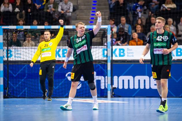 Justus Fischer TSV Hannover Burgdorf, 54 and Dario Quenstedt TSV Hannover Burgdorf, 21 , left in winning pose, Martin Hanne TSV Hannover Burgdorf, 42 , right TVB Stuttgart Hannover Burgdorf, Sport, Handball, 2023 2024, Liqui Moly Handball Bundesliga, 02 12 2023, Stuttgart Porsche Arena , DEU TVB Stuttgart Hannover Burgdorf, 02 12 2023, Stuttgart Porsche Arena , DEU Stuttgart Copyright: xSandyxDinkelackerx EP_SDR