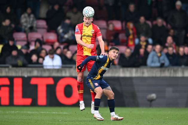 DEVENTER - (l-r) Joris Kramer of Go Ahead Eagles, Manfred Ugalde of FC Twente during the Dutch Eredivisie match between Go Ahead Eagles and FC Twente in De Adelaarshorst on December 3, 2023 in Deventer, Netherlands. ANP GERRIT VAN KEULEN netherlands out - belgium out Deventer xVIxxIVx 485338807 originalFilename: 0370967638st