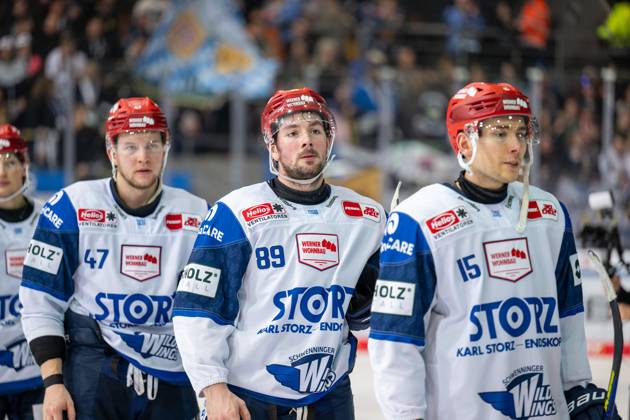 Alexander Karachun 47 Schwenninger Wild Wings , Zach Senyshyn 89 Schwenninger Wild Wings , Filip Reisnecker 15 Schwenninger Wild Wings , disappointed after the 3 0, EHC Red Bull Muenchen vs Schwenninger Wild Wings, Ice Hockey, PENNY DEL, Main Round, 28 Matchday, 17 12 2023 Muenchen Bayern Germany Copyright: xkolbert-press UlrichxGamelx