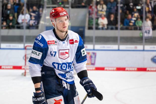 Alexander Karachun 47 Schwenninger Wild Wings , disappointed after the 3 0, EHC Red Bull Muenchen vs Schwenninger Wild Wings, Ice Hockey, PENNY DEL, Main Round, Matchday 28, 17 12 2023 Muenchen Bayern Germany Copyright: xkolbert-press UlrichxGamelx