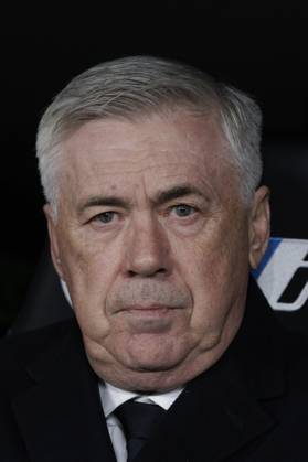 LA LIGA EA Sports - Real Madrid vs Villarreal Carlo Ancelotti, the coach of Real Madrid, is watching the La Liga 2023 24 match between Real Madrid and Villarreal at Santiago Bernabeu Stadium in Madrid, Spain, on December 17, 2023. Madrid Spain Copyright: xGuillermoxMartinezx originalFilename:martinez-laligaea231217_npEXV