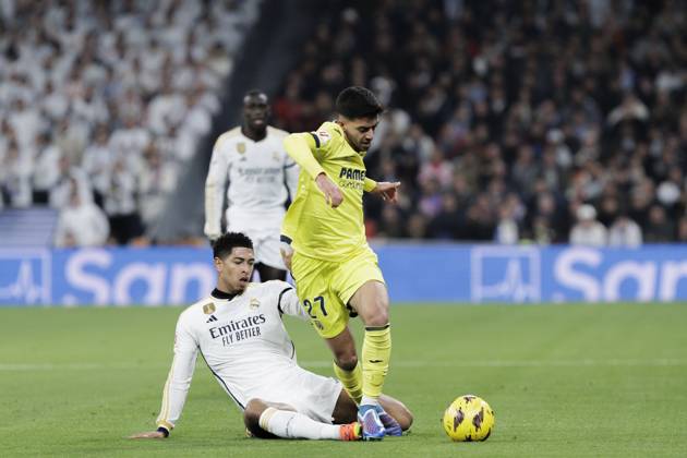 LA LIGA EA Sports - Real Madrid vs Villarreal Jude Bellingham of Real Madrid and Ilias Akhomach of Villarreal are playing during the La Liga 2023 24 match between Real Madrid and Villarreal at Santiago Bernabeu Stadium in Madrid, Spain, on December 17, 2023. Madrid Spain Copyright: xGuillermoxMartinezx originalFilename:martinez-laligaea231217_npYg3