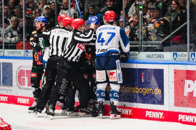 Alexander Karachun 47, Schwenninger Wild Wings and Marco Niewollik 28, Augsburger Panther have a difference of opinion, Augsburger Panther v Schwenninger Wild Wings , Ice Hockey, Men, Penny DEL 2023 2024, Main Round, Matchday 33 on 30 12 2023 in Augsburg, Curt Frenzel Stadion Bayern Germany